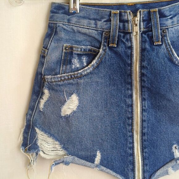 Carmar Beatrice Medium Wash Distressed Mini Denim Skirt Size 00 23 - Picture 2 of 8